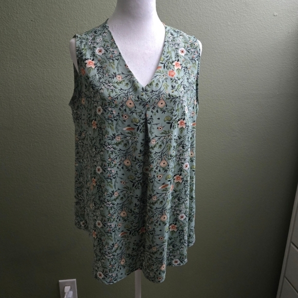 Women's Anyally Floral V-Neck Sleeveless Blouse - Picture 5 of 5
